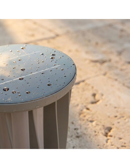 Helira: Modern Solar Lamp for Patio & Garden