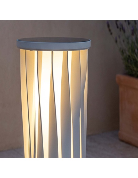 Helira: Modern Solar Lamp for Patio & Garden