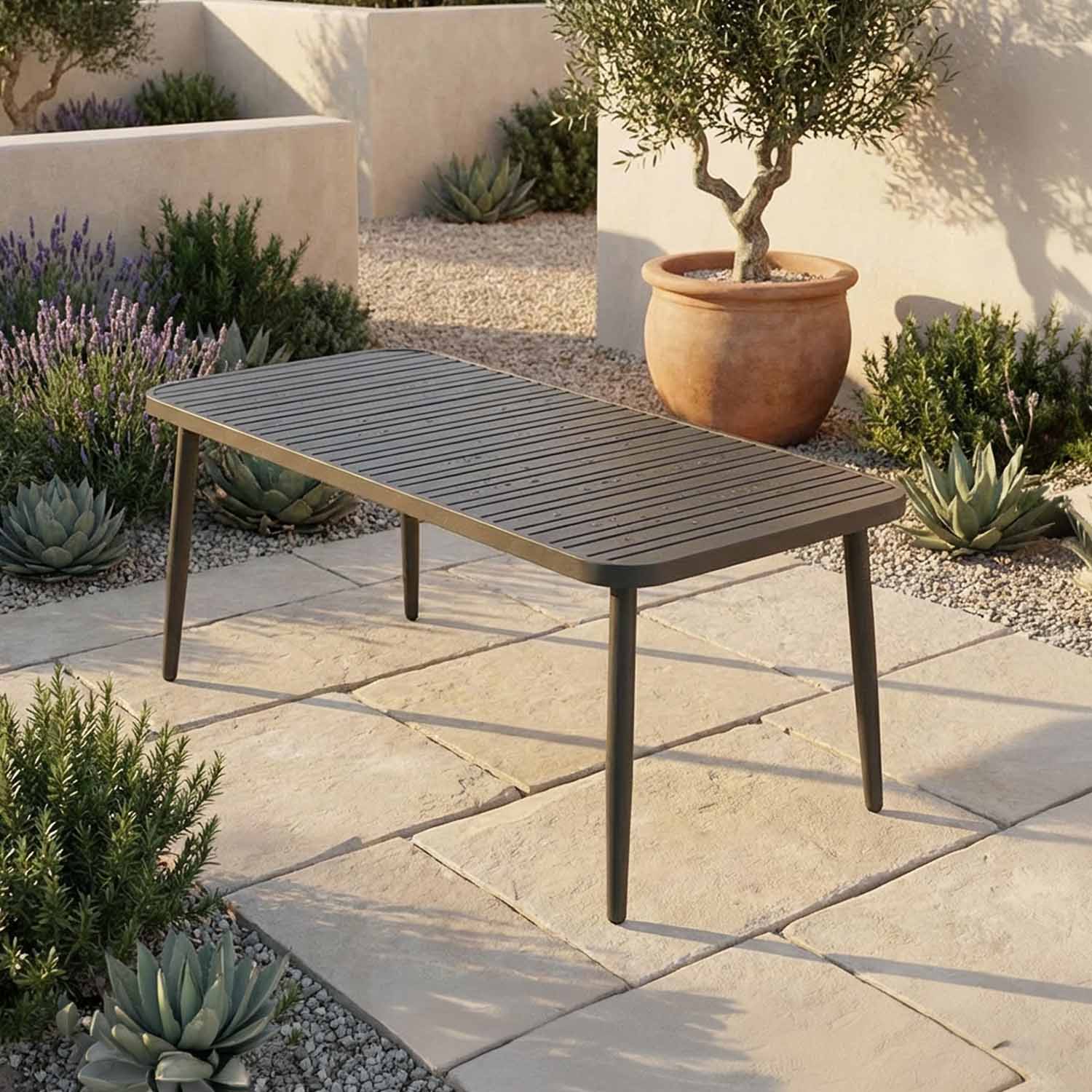 Outdoor-resistant aluminium
