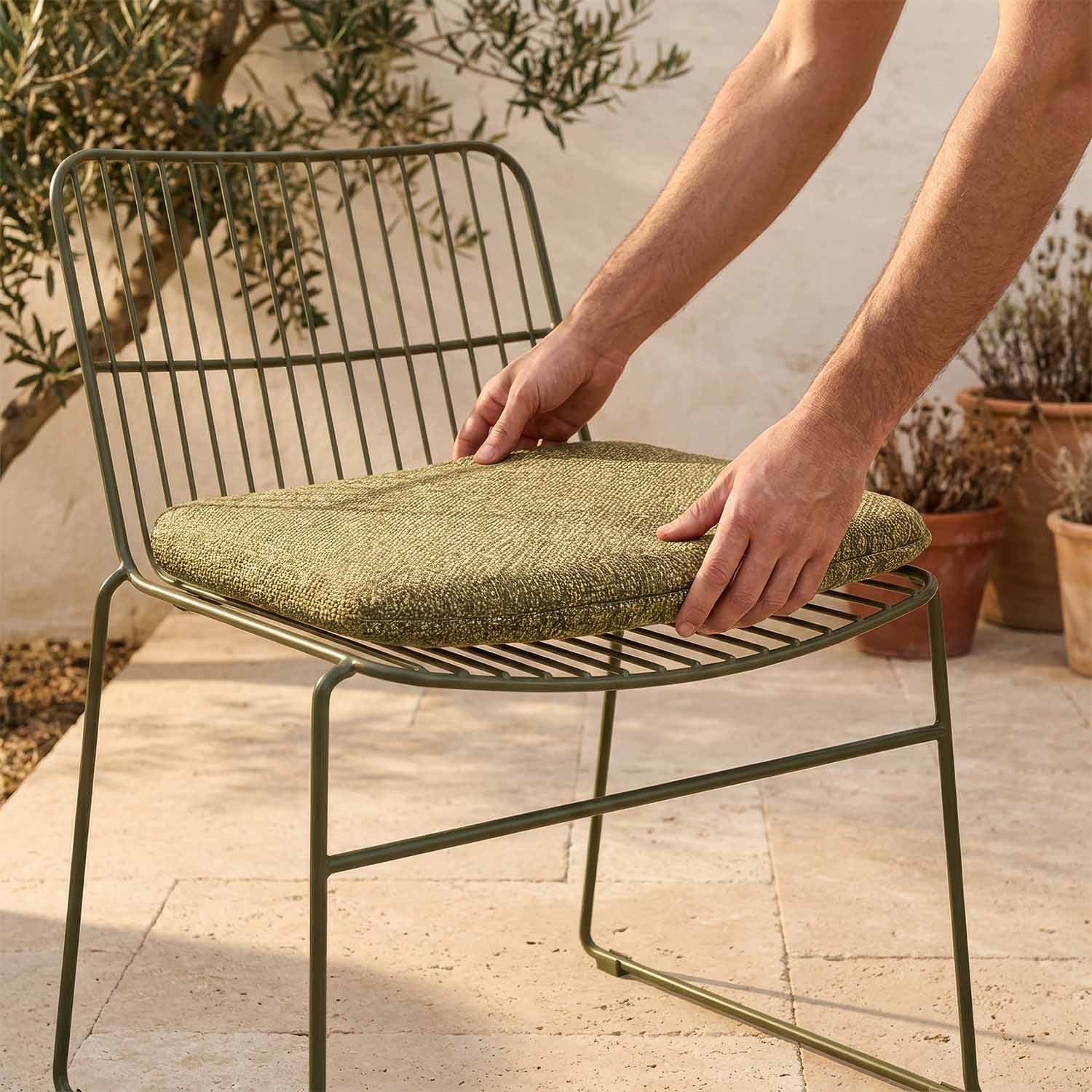 The cushion stays in place